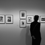 Mujer contemplando las fotografías expuestas en una de las salas de la exposición