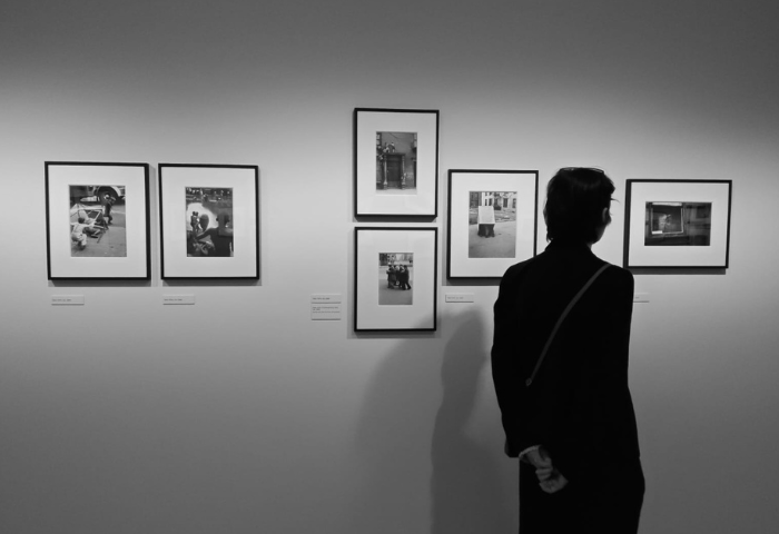 Mujer contemplando las fotografías expuestas en una de las salas de la exposición