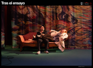Escena de 'Tras el ensayo' de Henrik y Rachel en un sofá
