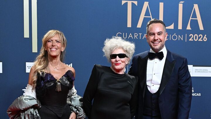 La presidenta junto a los presentadores de la gala