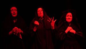 Escenas de una representación de la obra en el Teatro de Pontevedra | C. Saiz