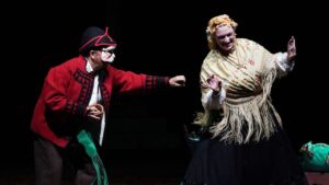 Escenas de una representación de la obra en el Teatro de Pontevedra | C. Saiz