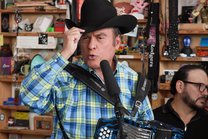 Jorge Hernández, acordeón de Los Tigres del Norte. Fotografía: extraída del video oficial de Los Tigres del Norte en el Tiny Desk